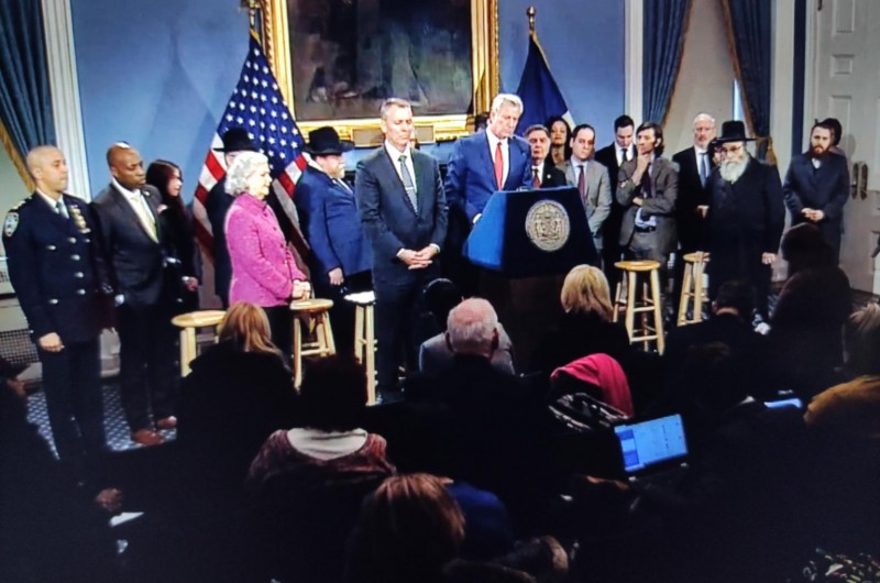 מסיבת עיתונאים עם ראש העיר ניו-יורק ביל דה בלאזיו, בעקבות עלייה במקרי האנטישמיות ופשעי השנאה. לצדו של ראש העיר, נצפה העסקן החב