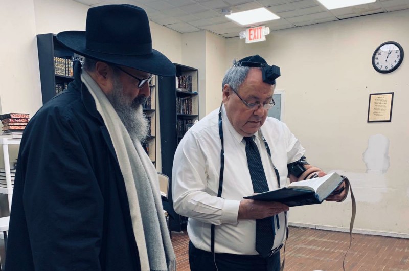 קונסול ישראל בניו-יורק, דני דיין ביקר עם מושל ניו ג'רזי בפתח מקום הרצח ובבית הכנסת הסמוך למכולת ממנה ירו המפגעים. בתום הביקור הוא הניח תפילין לע קונסול ישראל בניו-יורק, דני דיין ביקר עם מושל ניו ג'רזי בפתח מקום הרצח ובבית הכנסת הסמוך למכולת ממנה ירו המפגעים. בתום הביקור הוא הניח תפילין לע