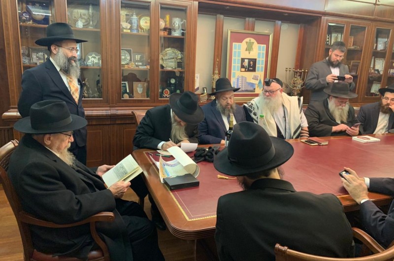 כעת בלשכת הרב הראשי לרוסיה, השליח הרב בערל לאזאר: עריכת הכתובה לקראת החתונה הערב, של החתן התמים מנחם מענדל ווילענסקי עב