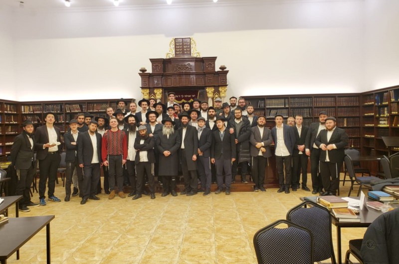 הרב קלמן וויינפעלד המעניק כשרות ל'מנהטן ביר', ביקר בישיבת תומכי תמימים מוסקבה, ולאחר מסירת שיעור בכשרות והתוועדות ארוכה לרגל י