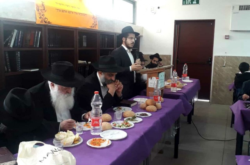 לרגל היום הבהיר: התמים השליח מאיר שמעון כהן נושא דברים במהלך התוועדות י