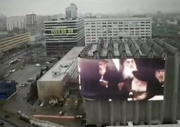 מיוחד: מסך ענק המקרין קטעי וידאו מהרבי מוצב כעת ברחוב מרכזי במוסקבה, על קיר אולם האירועים שבו תתקיים חתונת בתו של הרב והשליח הראשי הרב בערל לאזאר. צפו מיוחד: מסך ענק המקרין קטעי וידאו מהרבי מוצב כעת ברחוב מרכזי במוסקבה, על קיר אולם האירועים שבו תתקיים חתונת בתו של הרב והשליח הראשי הרב בערל לאזאר. צפו