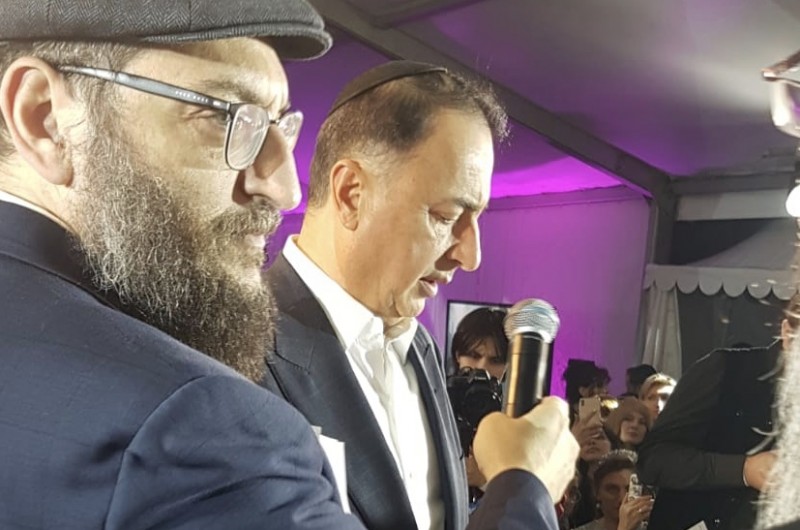 חתונת בתו של הרב והשליח הראשי לרוסיה הרב בערל לאזאר. הנגיד ר' לוי לבייב מכובד בברכה