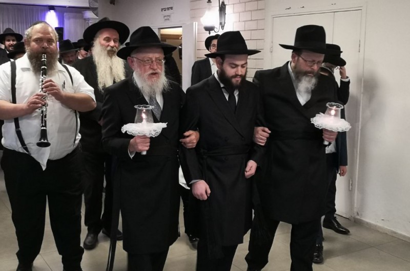 הנגן החסידי ר' מענדי ליפסקר מלווה את החתן לחופה, בחתונת משפחות גרוזמן - אקסלרוד בכפר חב