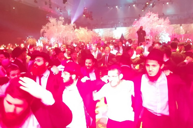 מוסקבה חוגגת עם השליח והרב הראשי. ידידים רבים, שלוחים ובני משפחה בחתונת בתו של הרב בערל לאזאר עב