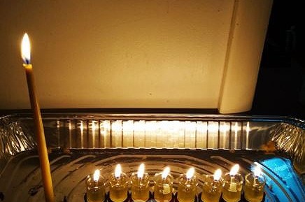האם יש לדחות את הדלקת הנרות עד שיגיעו כל בני הבית?