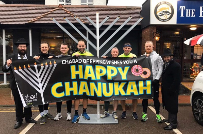 השליח הרב יוסי פוזן הציב לקראת חג החנוכה שיחול הערב שלוש חנוכיות גדולות ומרכזיות בשכונת אפינג-לוטון שבאנגליה