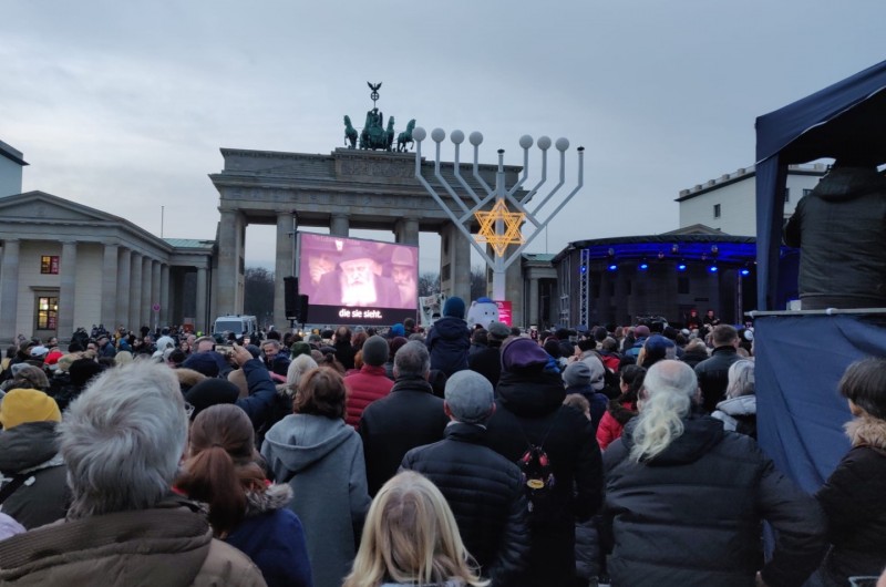 שער ברנדנבורג: איפה שהיטלר נאם - מדליקים נרות חנוכה