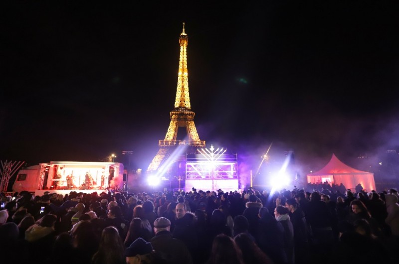 אל מול מגדל ה'אייפל' בפריז: הצרפתים הדליקו את החנוכייה