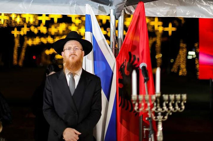 במרכז טירנה בירת אלבניה, הוצבה חנוכיית ענק מול בית הנשיא ע