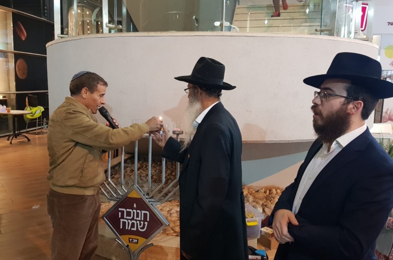 ראש העיר ראש העין מר שלום בן משה וסגנו מר מיכאל מלמד, בהדלקת חנוכייה בקניון בהשתתפות השליח הראשי הרב בנימין עקיבא, והרב נחום כהן, שליח חב