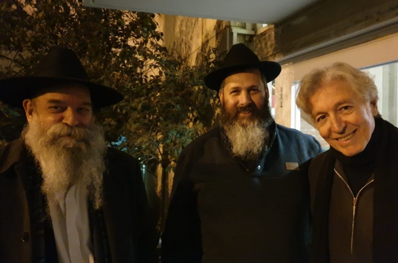 השליח הרב עדי גביסון והרב יאיר כלב לצד הזמר ברי סחרוף, בתום הופעה באוניברסיטה העברית בירושלים שהתקיימה אמש ע