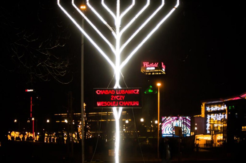 ארץ, אל תכסי: חנוכייה בחצר בית חב