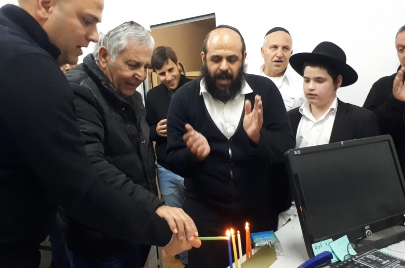 בסניף הליכוד בקרית מלאכי בעיצומה של ההצבעה לפריימריז, הדלקת נרות עם יו