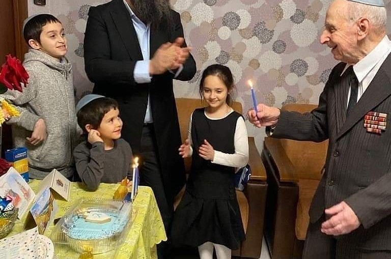 אין מאוחר: יהודי בגיל 100 זכה לביקור בביתו בעיר רוסטוב שברוסיה, של השליח החב