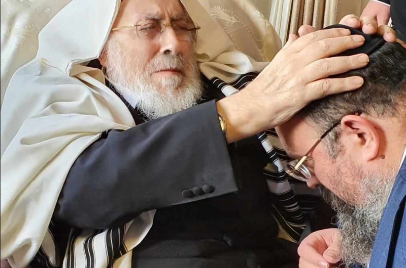 חבר מועצת הרבנות הראשית הרב שמעון אליטוב, מעניק ברכה לבנו, איש התקשורת החב