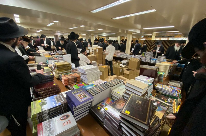 כך נראה 770 בניו יורק לפני שעה קלה: מאות ספרים מוצעים לאנ