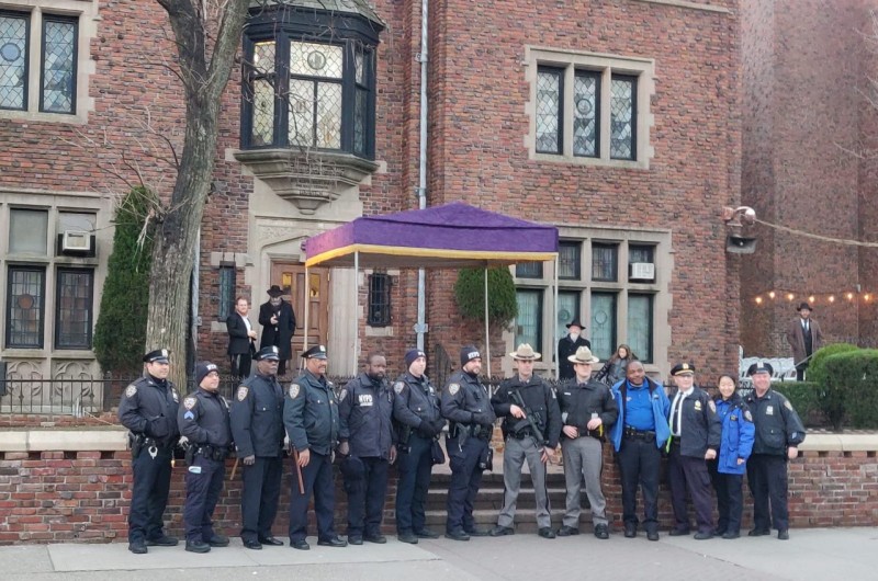 נוכחות משטרתית כבידה מן הרגיל הורגשה היום ב-770. השוטרים הרבים ניצלו את הזמן לתמונה משותפת בחזית הבניין המפורסם. כך זה נראה