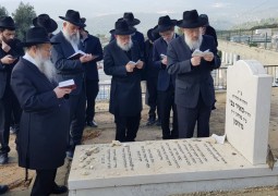 בני המשפחה עלו הבוקר לקברו של הרב מאיר צבי גרוזמן ע בני המשפחה עלו הבוקר לקברו של הרב מאיר צבי גרוזמן ע