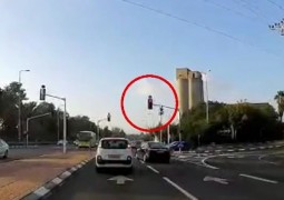 נהג צעיר תועד כשהוא חוצה צומת ברמזור אדום; רשיונו נפסל • צפו נהג צעיר תועד כשהוא חוצה צומת ברמזור אדום; רשיונו נפסל • צפו