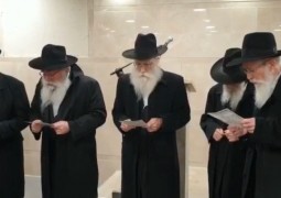 הרבנים האחים זילברשטרום באמירת קדיש במסע הלווית אמם, מרת מרים זילברשטרום ע הרבנים האחים זילברשטרום באמירת קדיש במסע הלווית אמם, מרת מרים זילברשטרום ע