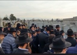 נערי בר המצווה שהגיעו לחצרות קודשנו בטיסת ה'פנסאים' מנגנים את נערי בר המצווה שהגיעו לחצרות קודשנו בטיסת ה'פנסאים' מנגנים את