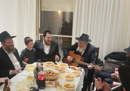 והריקותי לכם ברכה עד בלי די: ר' אהרון סיטבון בהתוועדות מלווה מלכה בביתו של ר' אריה ארליך. צפו והריקותי לכם ברכה עד בלי די: ר' אהרון סיטבון בהתוועדות מלווה מלכה בביתו של ר' אריה ארליך. צפו