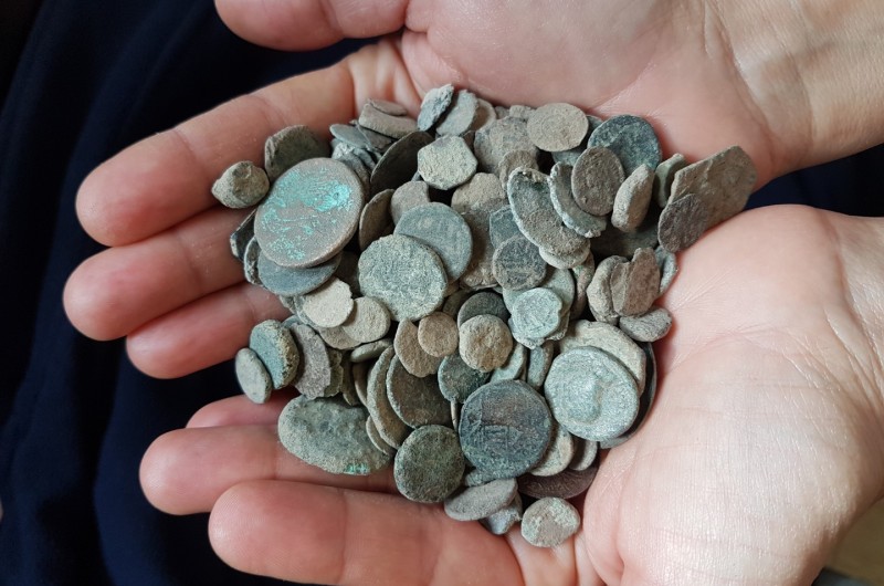 מאות מטבעות עתיקים נתפסו בביתו של שודד עתיקות בגליל