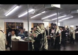 מאת ה' היתה זאת: קבוצת ילדי הפנסאים בתפילת הלל של שחרית, ראש חודש שבט מאת ה' היתה זאת: קבוצת ילדי הפנסאים בתפילת הלל של שחרית, ראש חודש שבט