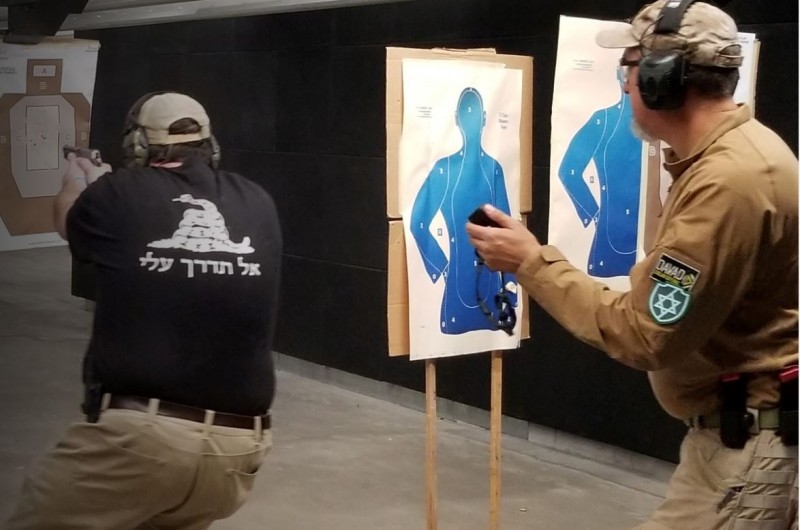 יהודי שיקגו מתאמנים בנשיאת נשק להגנה על קהילותיהם