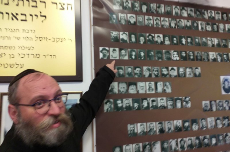 ר' יעקב כהנא מצביע היום בליובאוויטש על תמונת סבו ר' נחום גורלניק שלמד בליובאוויטש בתקופת הרבי הרש ר' יעקב כהנא מצביע היום בליובאוויטש על תמונת סבו ר' נחום גורלניק שלמד בליובאוויטש בתקופת הרבי הרש