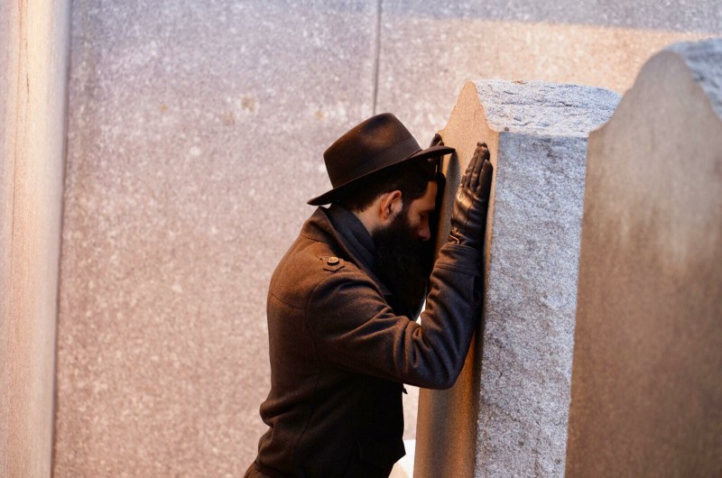 קבוצת 'לוד נוסעת לרבי' מעתירה בתפילה באוהל הקדוש. צלם COL שניאור שיף שנלווה למסע, קלט בעדשת המצלמה רגעים מיוחדים קבוצת 'לוד נוסעת לרבי' מעתירה בתפילה באוהל הקדוש. צלם COL שניאור שיף שנלווה למסע, קלט בעדשת המצלמה רגעים מיוחדים