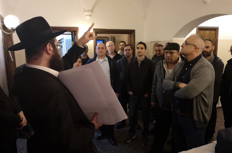 לקראת י' שבט: השליח הרב ישראל ביינדמן מקרית המדע ברחובות הגיע יחד עם מקורביו לבית 770 שם קיבלו הדרכה וסיור על ידי חבר צוות בית אגו