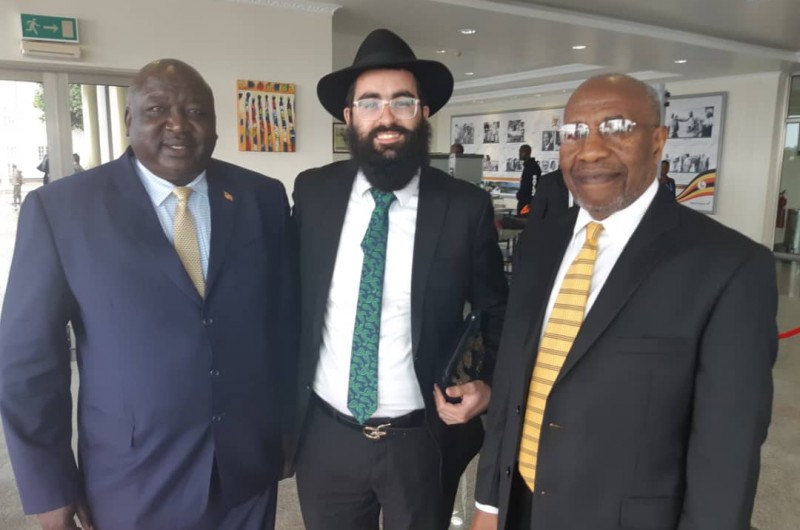ראש ממשלת ישראל בנימין נתניהו נחת באוגנדה, לביקור מדיני במדינה. שליח חב