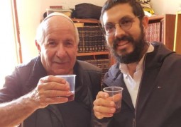 לחיים! התגובה של אדוארדו שקולניק בן ה-66 מברילוצ'ה בקצה העולם, להחלטה בעיריית תל אביב: מניח תפילין לראשונה בחייו, עם שליח חב לחיים! התגובה של אדוארדו שקולניק בן ה-66 מברילוצ'ה בקצה העולם, להחלטה בעיריית תל אביב: מניח תפילין לראשונה בחייו, עם שליח חב