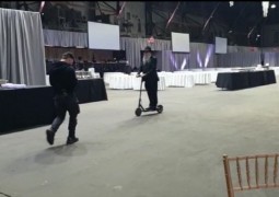 ר' מענדל קוטלרסקי מהמרכז לענייני חינוך מצא דרך מקורית להתנייד ברחבי אולם הבאנקעט הענק של כינוס השליחות. צפו ר' מענדל קוטלרסקי מהמרכז לענייני חינוך מצא דרך מקורית להתנייד ברחבי אולם הבאנקעט הענק של כינוס השליחות. צפו
