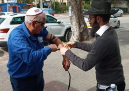 הרב פנחס קדיש משכונת שעריים ברחובות, הניח תפילין לתושב השכונה ושמע ממנו דברי עידוד וחיזוק הרב פנחס קדיש משכונת שעריים ברחובות, הניח תפילין לתושב השכונה ושמע ממנו דברי עידוד וחיזוק