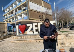 צפו: ראש העיר צפת מסביר עם תפילין לראשו - מדוע החליט להקים דוכן תפילין מול בניין העירייה? • וידאו צפו: ראש העיר צפת מסביר עם תפילין לראשו - מדוע החליט להקים דוכן תפילין מול בניין העירייה? • וידאו