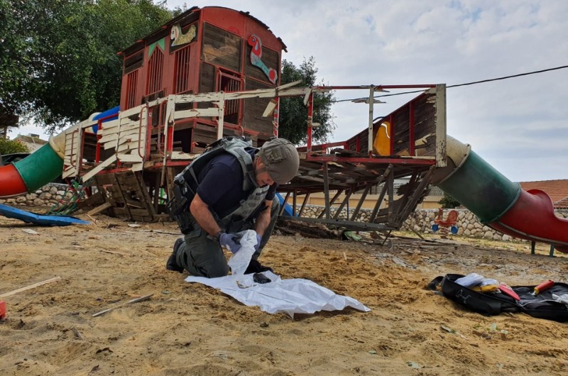 מטחים על יישובי העוטף: רקטה נחתה בגן משחקים ליד ישיבה