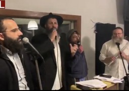 האמנים אבי פיאמנטה, מיילך קאהן, יוני שלמה ועדי גביסון - מתכוננים לדינר הגדול עם מחרוזת מקפיצה לראש חודש אדר. כך זה נראה בתוך האולפן: האמנים אבי פיאמנטה, מיילך קאהן, יוני שלמה ועדי גביסון - מתכוננים לדינר הגדול עם מחרוזת מקפיצה לראש חודש אדר. כך זה נראה בתוך האולפן: