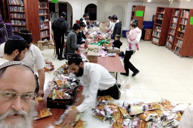 	תלמידי ישיבת חנוך לנער אופקים גויסו לאריזת 1600 משלוחי מנות למגורשי גוש קטיף. כבר היום יצאו המשלוחים לריכוזי המגורשים מרמת הגולן ועד גבול מצרים