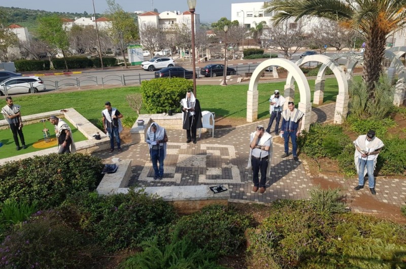 הרב הראשי לישראל הרב דוד לאו בדוגמא אישית הבוקר, במודיעין: מניין מצומצם, באוויר הפתוח ותוך שמירת המרחק הנדרש