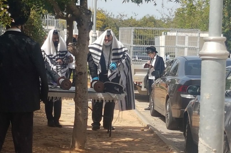 כך נראו הבוקר מנייני תפילת שחרית בין הבתים בכפר חב