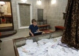 השליח הצעיר להאדיטש פנחס דייטש מתפלל בציון הק' של אדמו השליח הצעיר להאדיטש פנחס דייטש מתפלל בציון הק' של אדמו