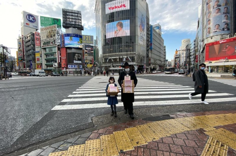 שיבויה - מעבר חציה העמוס בעולם בטוקיו יפן נשאר שומם עקב הקורונה. מי שפוסע בו יחידי הוא שליח חב