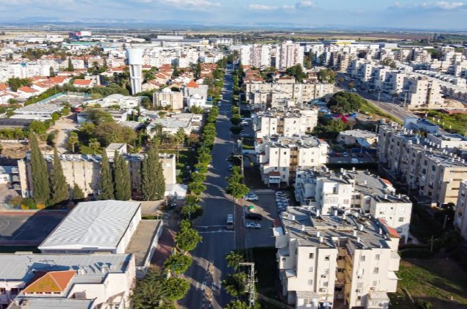 רגע לפני ליל הסדר, הצלם חיים טויטו מגיש גלריית תמונות משכונת נחלת הר חב