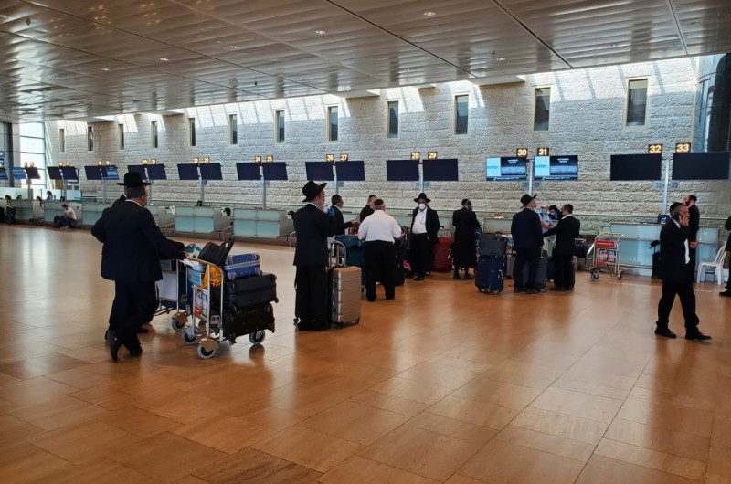 מהטיסות היחידות שיוצאות: קבוצת שוחטים ובודקים בנמל התעופה בלוד בהמתנה לטיסה מיוחדת לפולין, לעריכת שחיטה עבור הרבנות הראשית לישראל. בתמונות: כך נראה נמל התעופה המושבת ברובו
