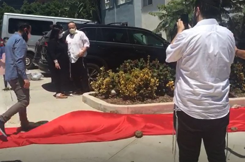  לוס אנג'לס: שטיח אדום המתין לאברך שהחלים מקורונה | צפו