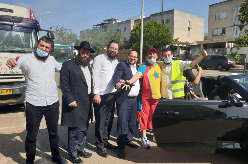 כש'יובל המבולבל' הסתובב ברכב פאר ברחבי העיר ושימח את הילדים. בתמונה: עם שלוחים ופעילים