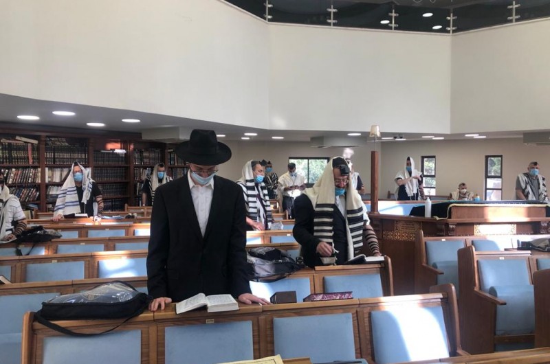 לאחר שאושרה פתיחת בתי הכנסת תחת מגבלות 'התו הסגול': כך נראת הבוקר תפילת שחרית בבית חב